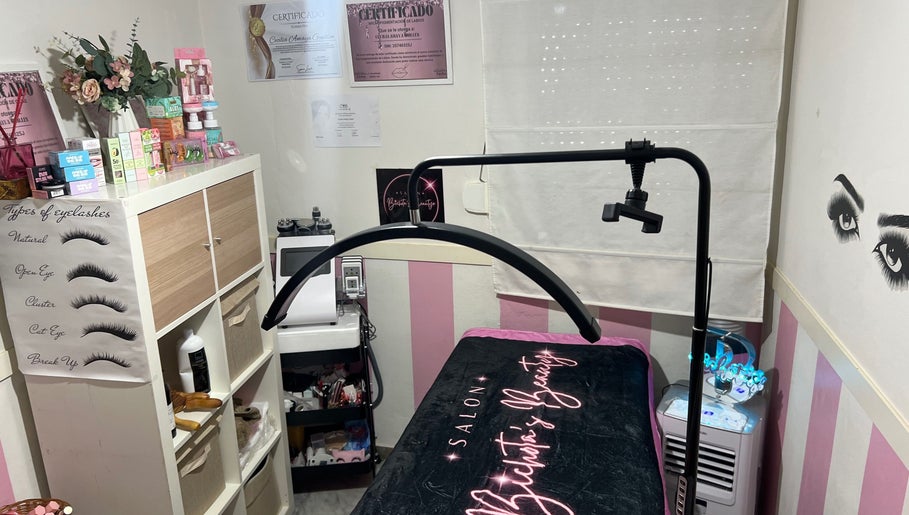 Sala de belleza en Bichotas Beauty, Alhaurín De La Torre, Andalucía, ES, con cama y producto para pestañas.