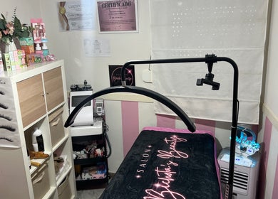 Sala de belleza en Bichotas Beauty, Alhaurín De La Torre, Andalucía, ES, con cama y producto para pestañas.