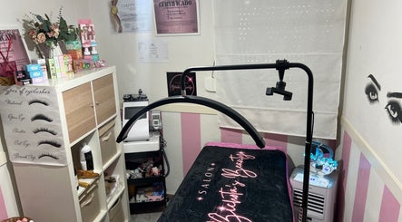 Sala de belleza en Bichotas Beauty, Alhaurín De La Torre, Andalucía, ES, con cama y producto para pestañas.