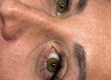 Primer plano de cejas estilizadas y pestañas realzadas en Bichotas Beauty, Alhaurín De La Torre, Andalucía, ES.