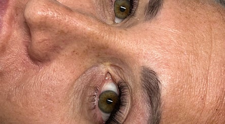 Primer plano de cejas estilizadas y pestañas realzadas en Bichotas Beauty, Alhaurín De La Torre, Andalucía, ES.