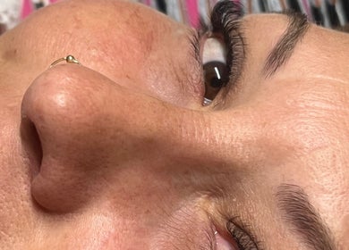 Primer plano de rostro con pestañas extendidas en Bichotas Beauty, Alhaurín De La Torre, Andalucía, ES.