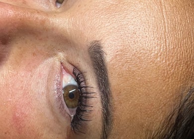 Cerca de un ojo con cejas cuidadas en Bichotas Beauty, Alhaurín De La Torre, Andalucía, ES.