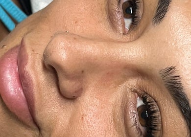 Primer plano de rostro con cejas definidas en Bichotas Beauty, Alhaurín De La Torre, Andalucía, ES.