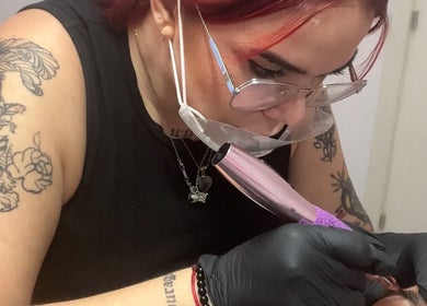 Artista tatuando con precisión en Bichotas Beauty, Alhaurín De La Torre, Andalucía, ES.