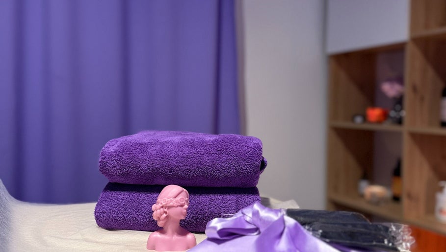 Фиолетовые полотенца и декор в Savor Studio Massage, Варшава, Польша, PL. Уют и стиль.