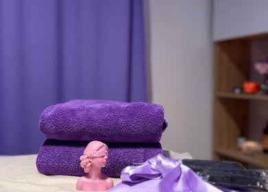 Фиолетовые полотенца и декор в Savor Studio Massage, Варшава, Польша, PL. Уют и стиль.