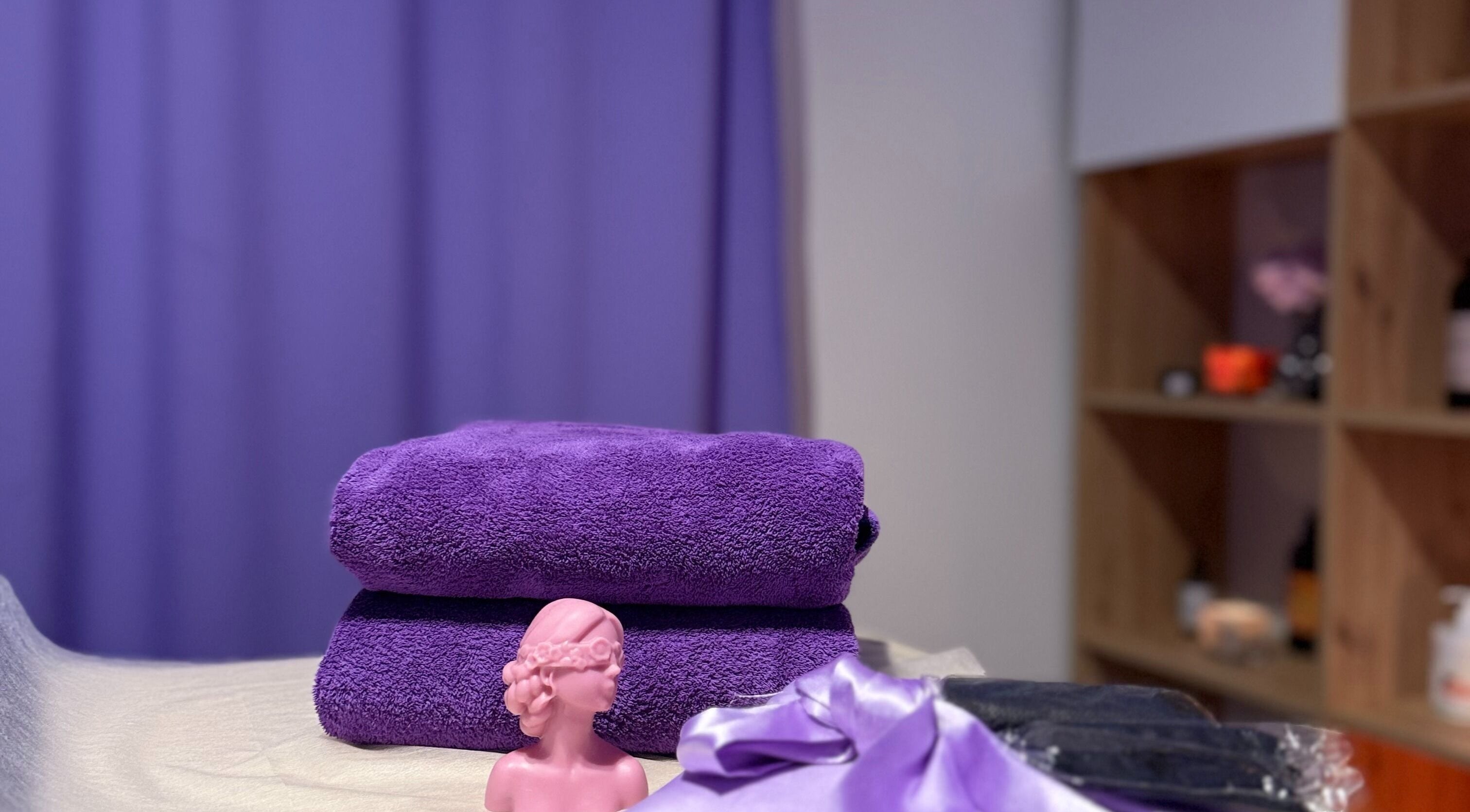 Фиолетовые полотенца и декор в Savor Studio Massage, Варшава, Польша, PL. Уют и стиль.