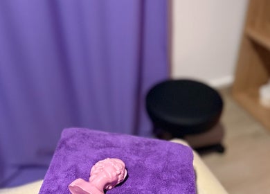 Расслабляющая массажная комната в Savor Studio Massage, Warszawa, Poland, PL с фиолетовой тканью.