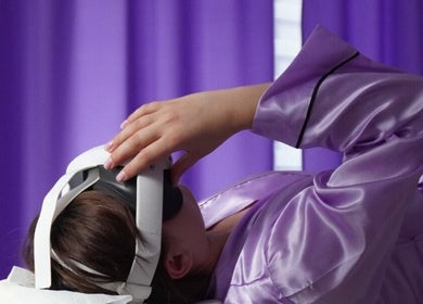 Клиентка в лавандовом халате наслаждается расслаблением в Savor Studio Massage, Варшава, Польша, PL.