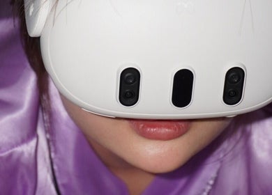 Человек в VR-гарнитуре в Savor Studio Massage, Варшава, Польша, PL.