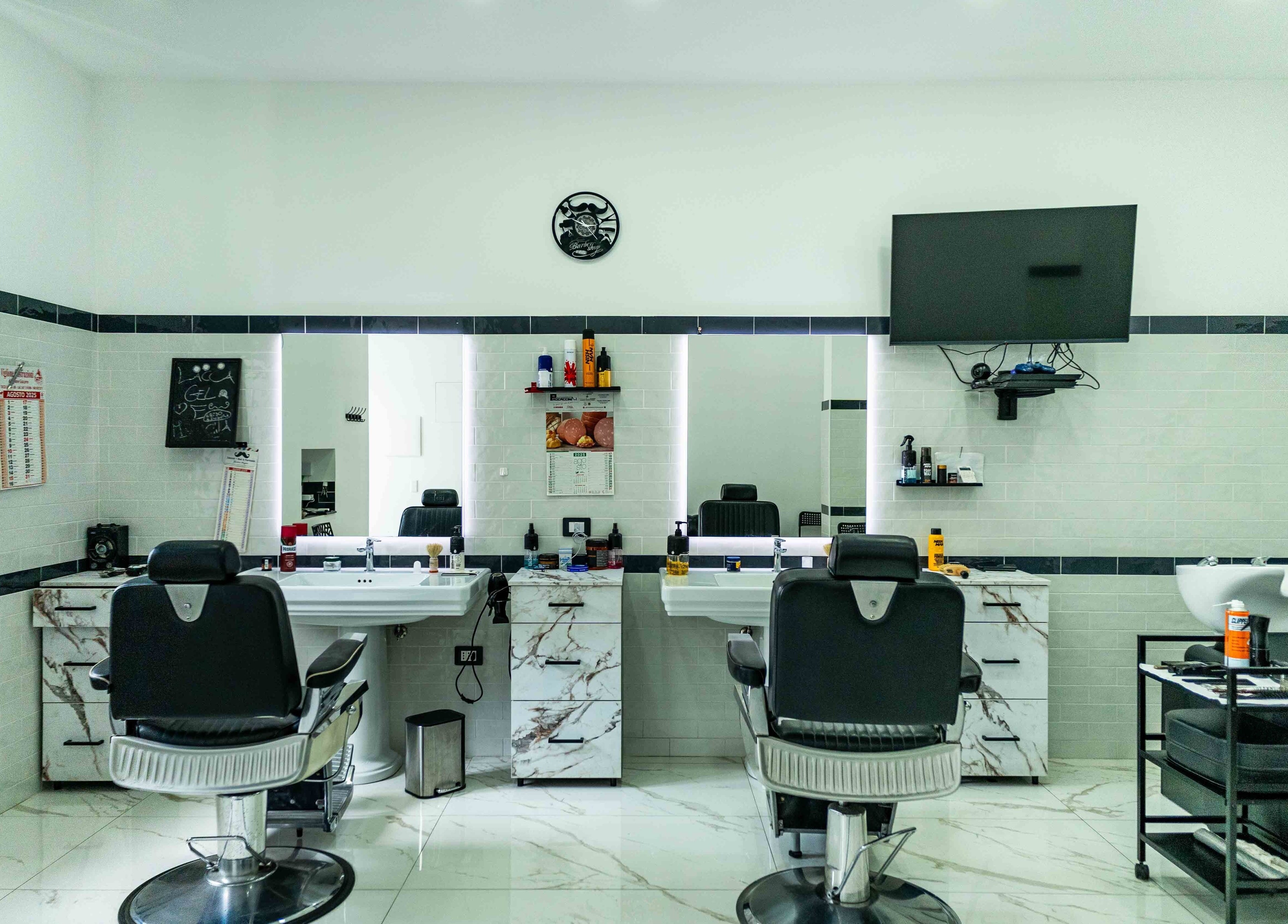 Interno elegante di Lacca Gel & Fantasia a Tocco Caudio, Campania, IT, con moderne sedie da barbiere.