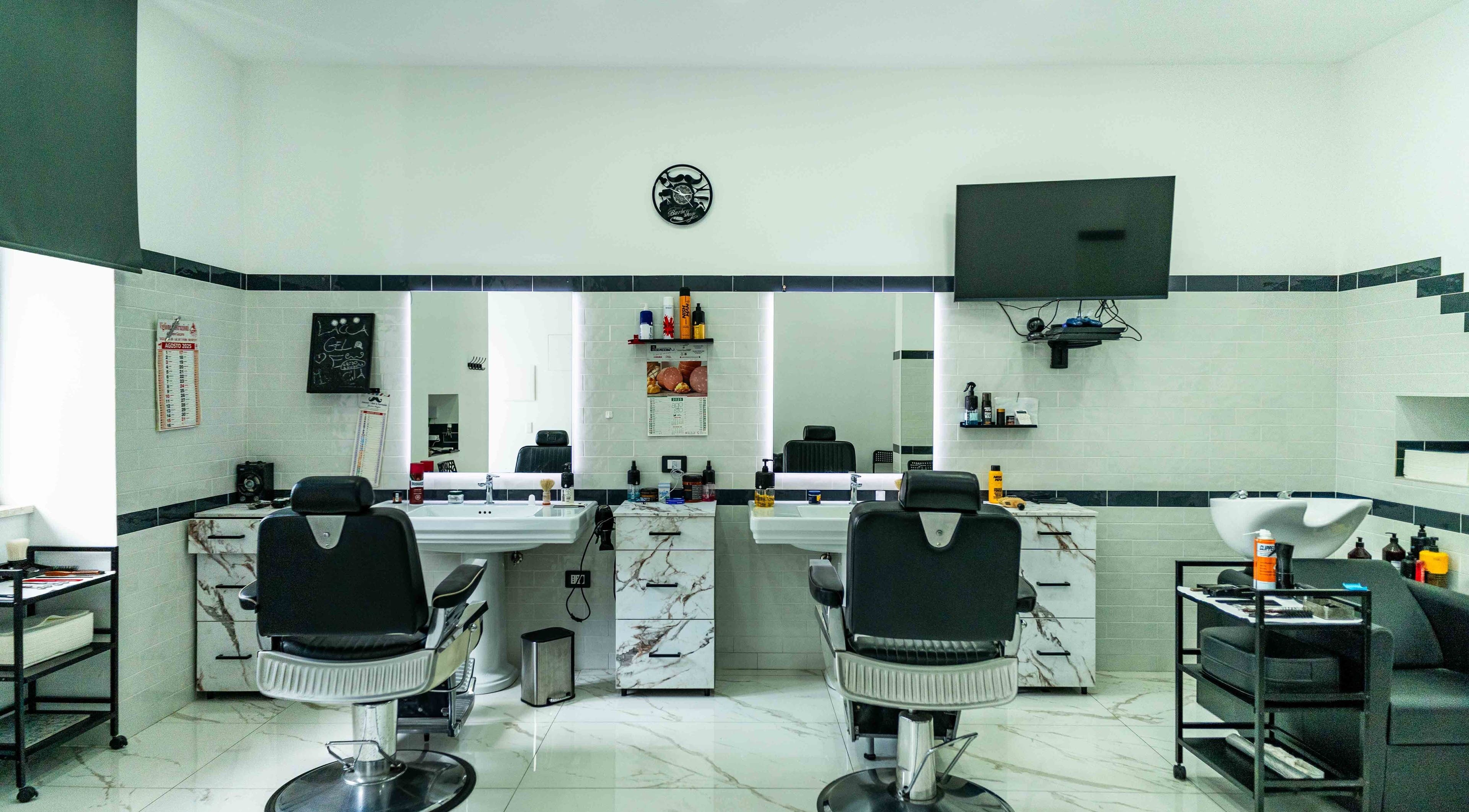 Interno elegante di Lacca Gel & Fantasia a Tocco Caudio, Campania, IT, con moderne sedie da barbiere.