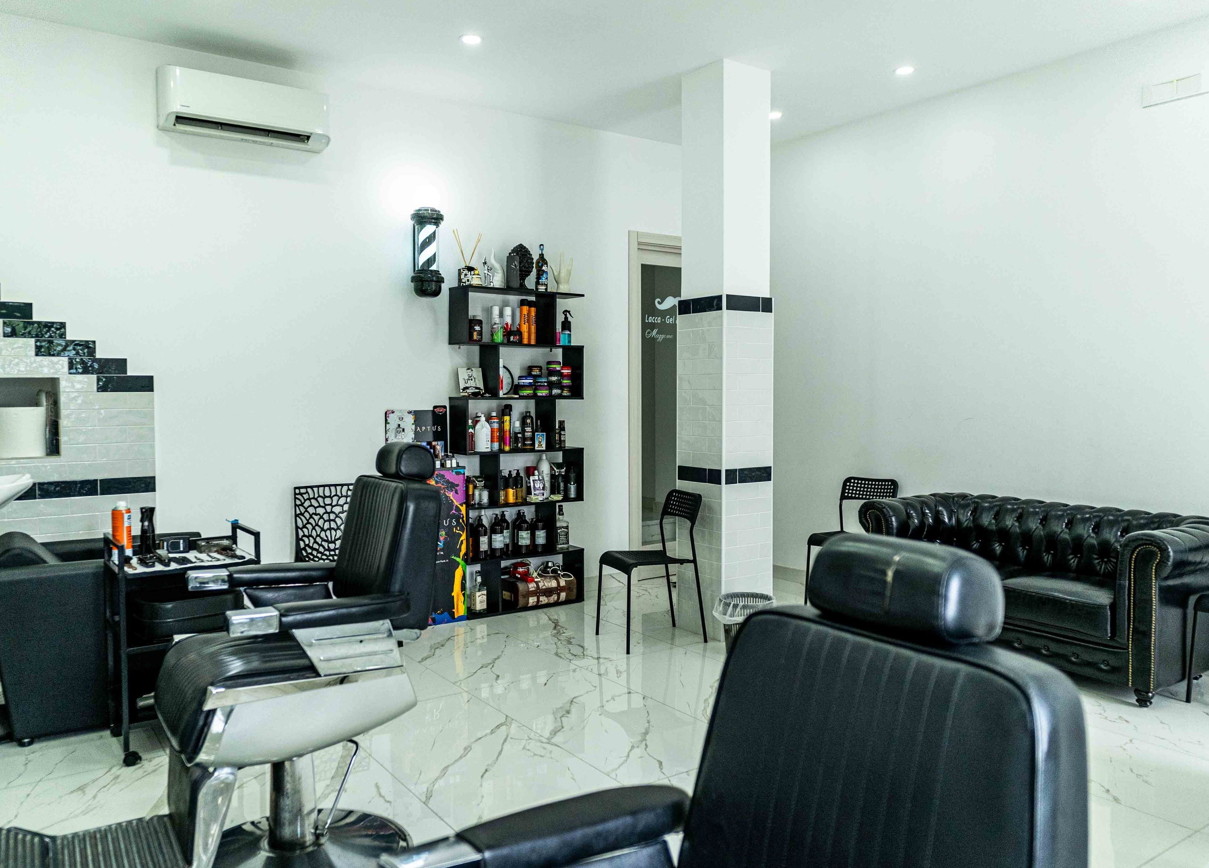 Interno elegante del salone Lacca Gel & Fantasia a Tocco Caudio, Campania, IT, con arredamento moderno.
