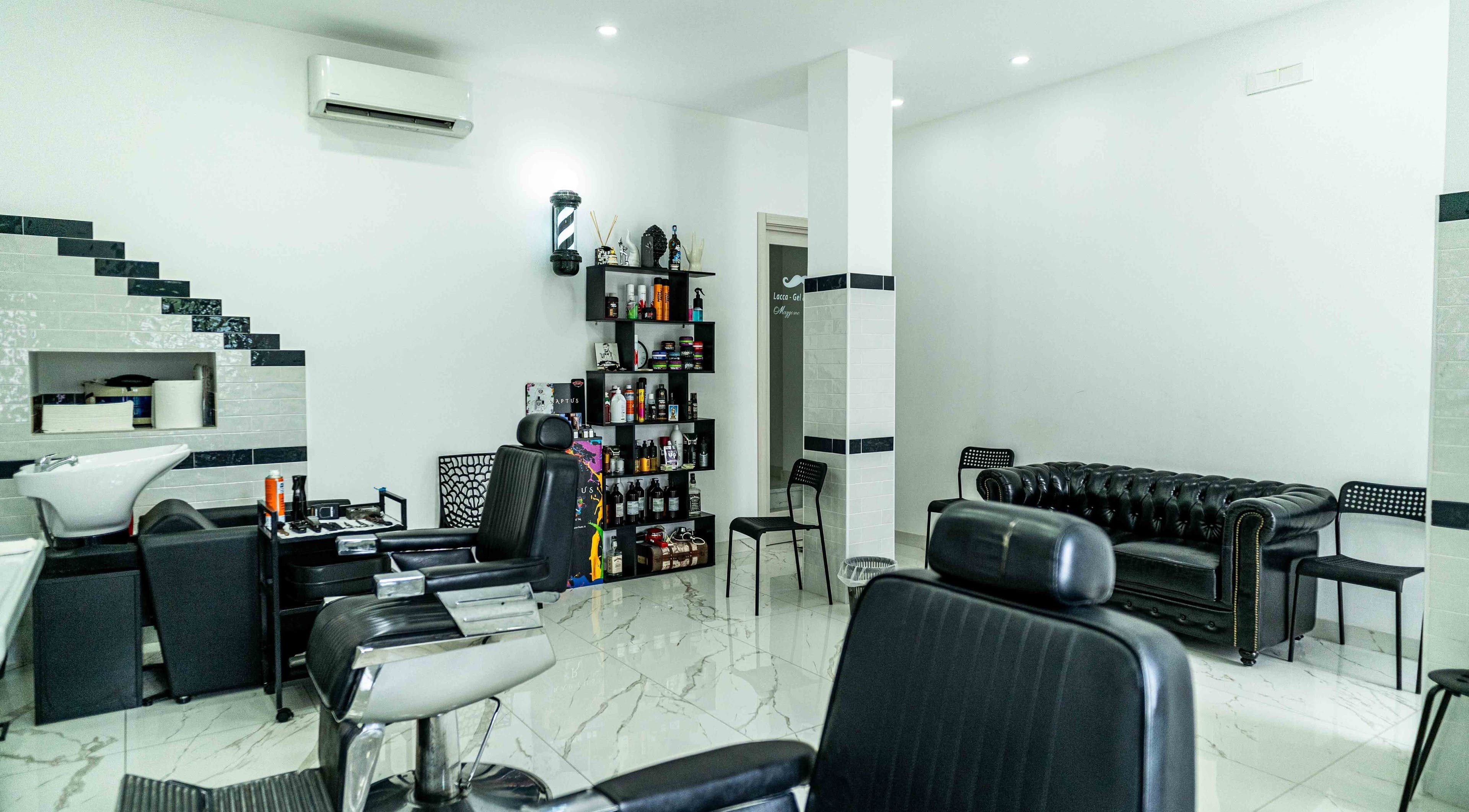 Interno elegante del salone Lacca Gel & Fantasia a Tocco Caudio, Campania, IT, con arredamento moderno.