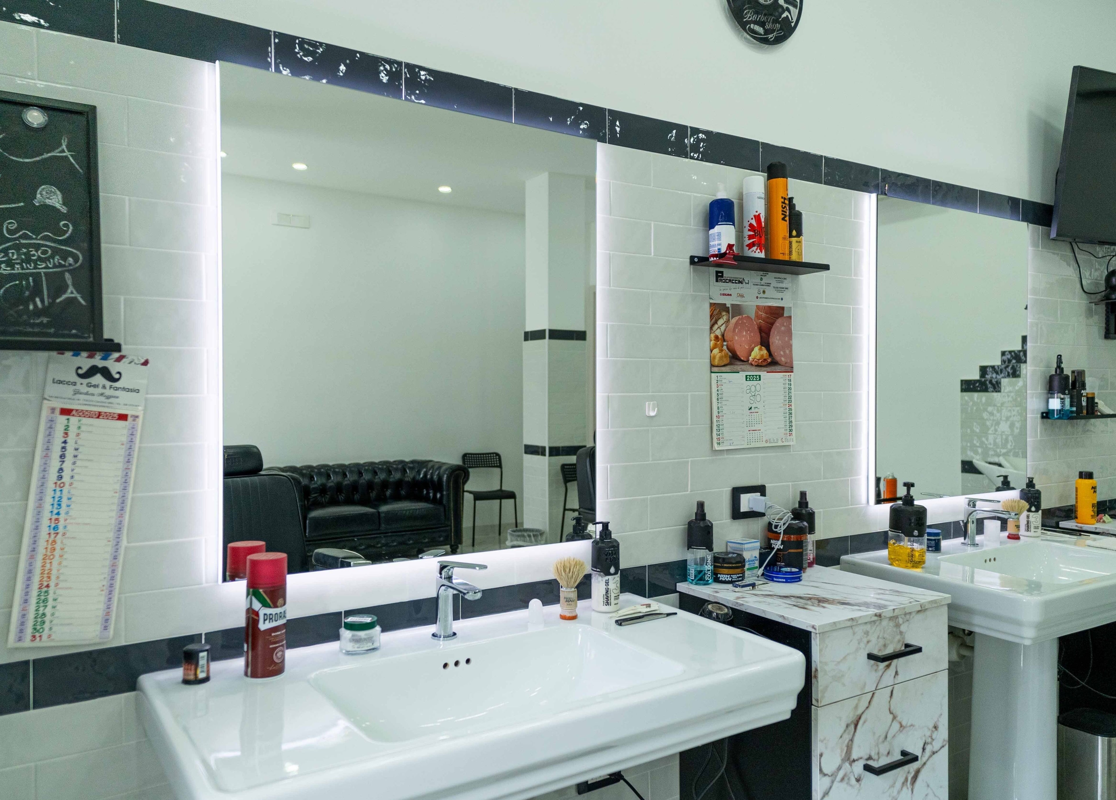 I moderni lavabi di Lacca Gel & Fantasia a Tocco Caudio, Campania, IT mostrano eleganza e comfort per i clienti.