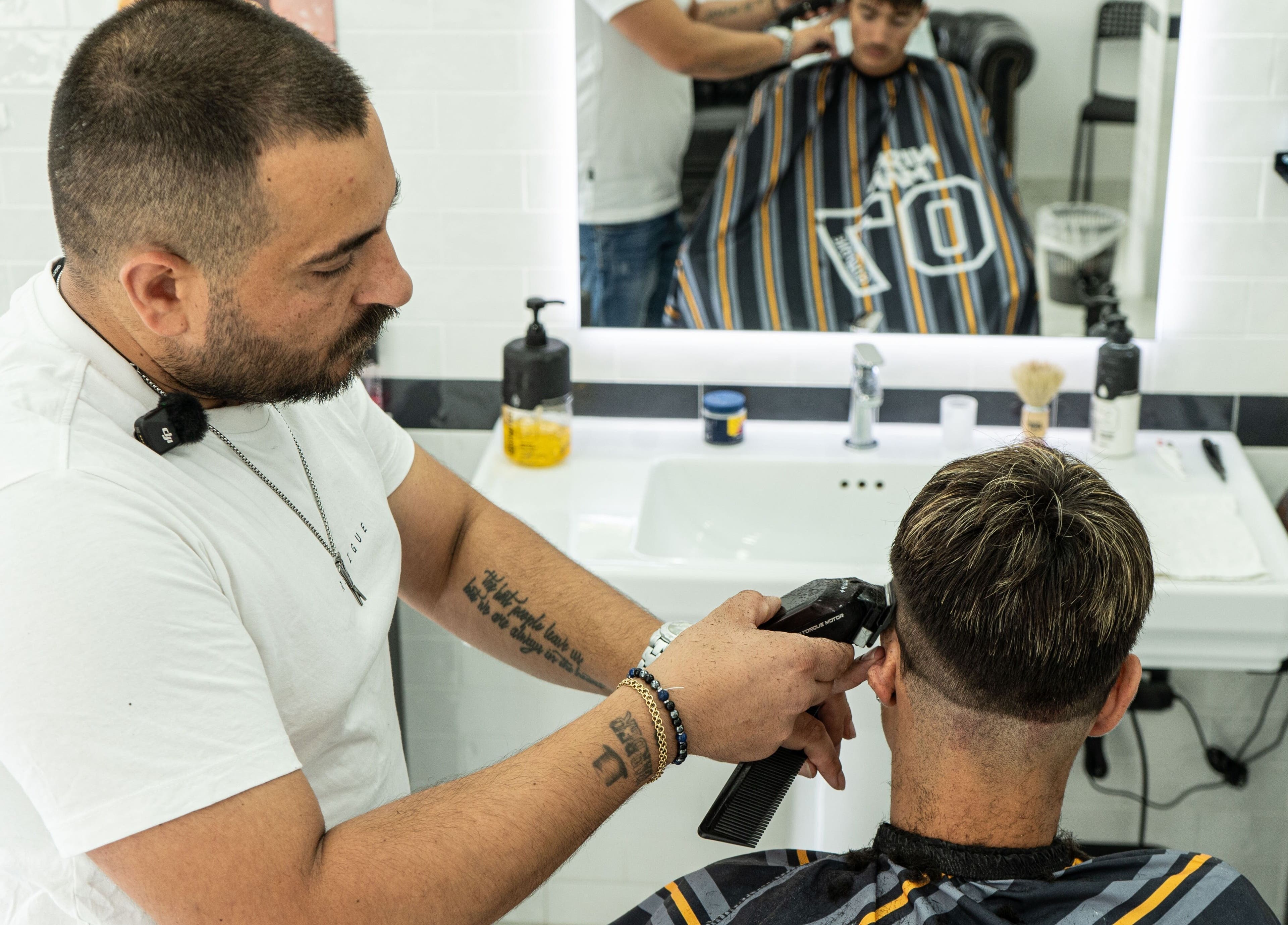 Barbiere al lavoro su taglio a Lacca Gel & Fantasia, Tocco Caudio, Campania, IT.