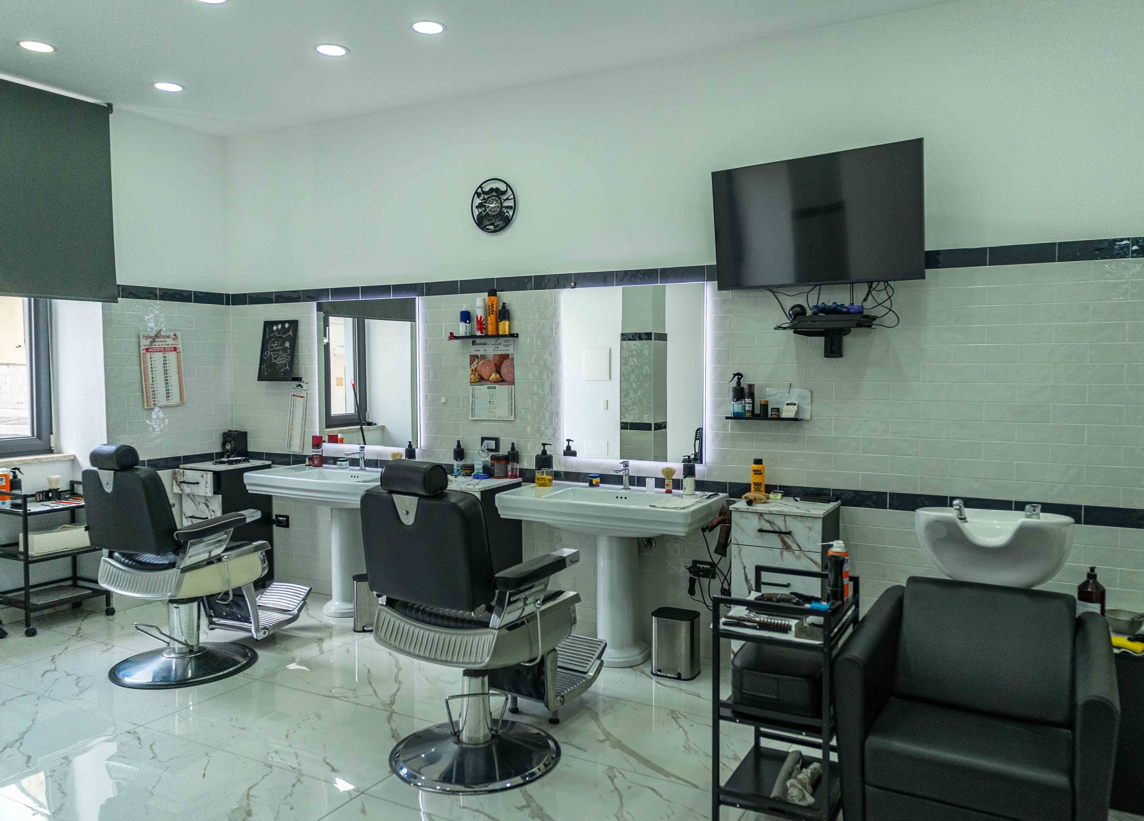 Interno moderno del salone Lacca Gel & Fantasia a Tocco Caudio, Campania, IT con poltrone e specchi eleganti.