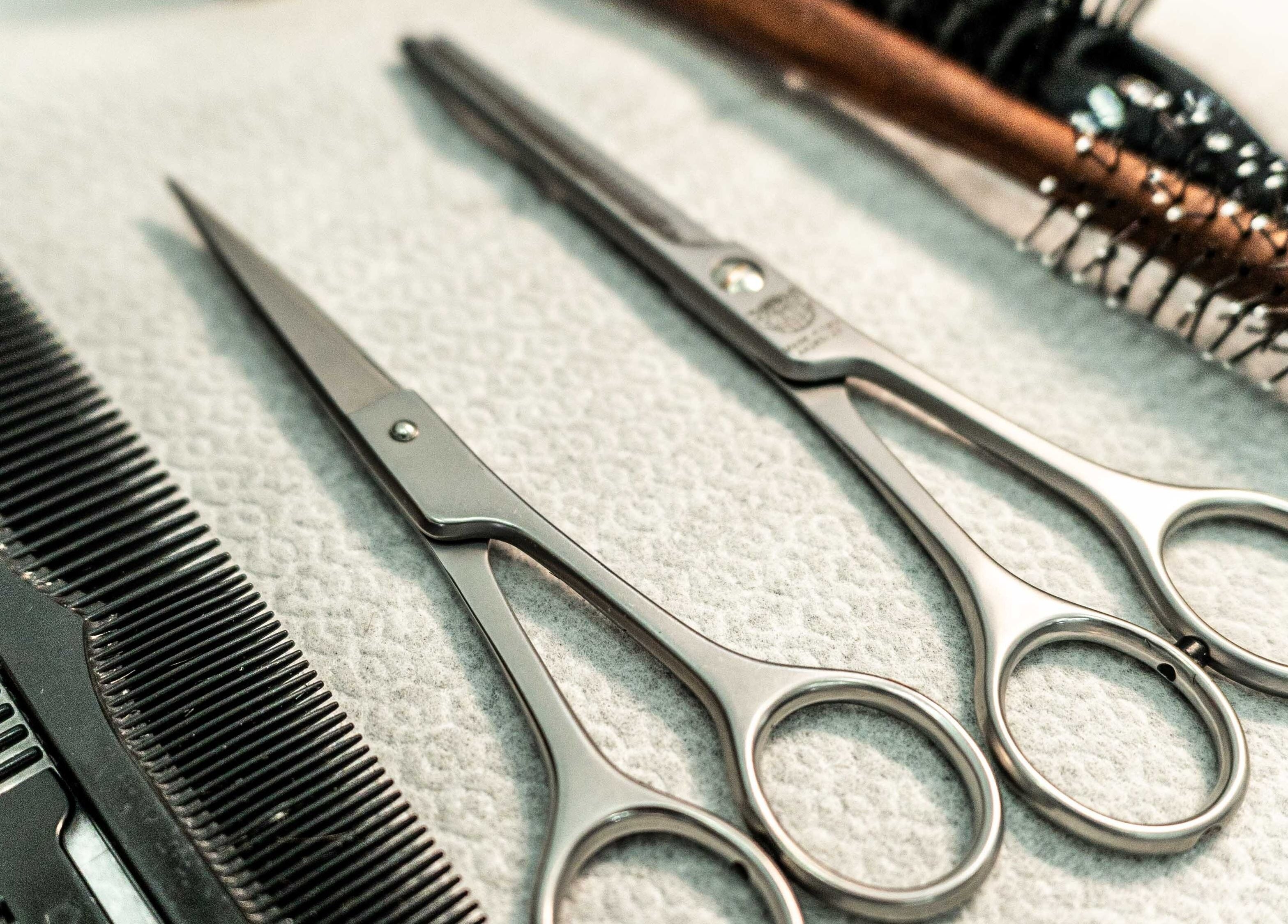 Strumenti parrucchiere a Lacca Gel & Fantasia, Tocco Caudio, Campania, IT. Forbici, pettine e spazzola.