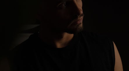 Retrato artístico de un rostro masculino sombreado en DEER Salon, Albacete, Castilla-la Mancha, ES.