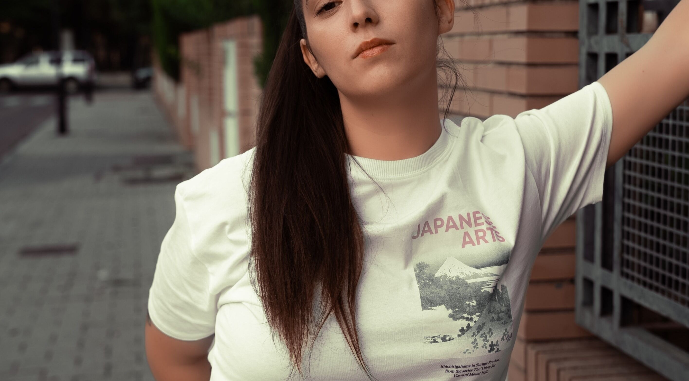 Mujer en camiseta artística frente al DEER Salon en Albacete, Castilla-La Mancha, ES.