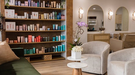 Hebra Beauty Studio in Guaynabo, PR features elegant decor and premium beauty products displayed on modern shelves.