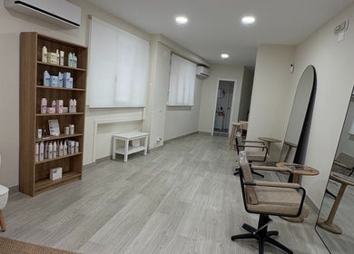 Interior moderno de Mi Studio en Pozuelo De Alarcón, Comunidad De Madrid, ES con sillas y estantería de productos.
