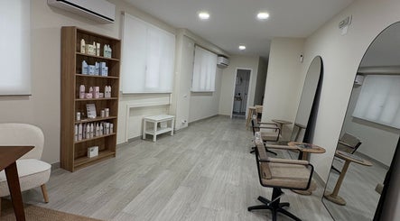 Interior moderno de Mi Studio en Pozuelo De Alarcón, Comunidad De Madrid, ES con sillas y estantería de productos.