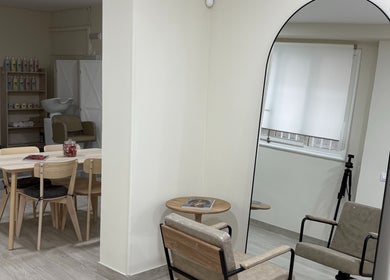 Interior de Mi Studio con salón elegante y mobiliario moderno en Pozuelo De Alarcón, Comunidad De Madrid, ES.