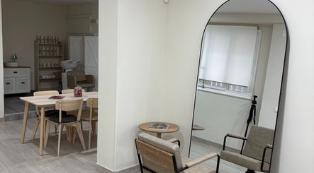 Interior de Mi Studio con salón elegante y mobiliario moderno en Pozuelo De Alarcón, Comunidad De Madrid, ES.