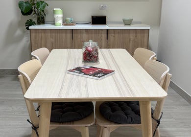 Mesa de madera en Mi Studio, Pozuelo De Alarcón, Comunidad De Madrid, ES, con revistas y planta decorativa.