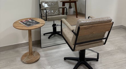 Zona de estilismo en Mi Studio, Pozuelo De Alarcón, Comunidad De Madrid, ES con silla de diseño moderno.