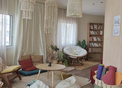 Espace détente Body & Flow à Annecy, Auvergne-rhône-alpes, FR avec fauteuils confortables et décor apaisant.