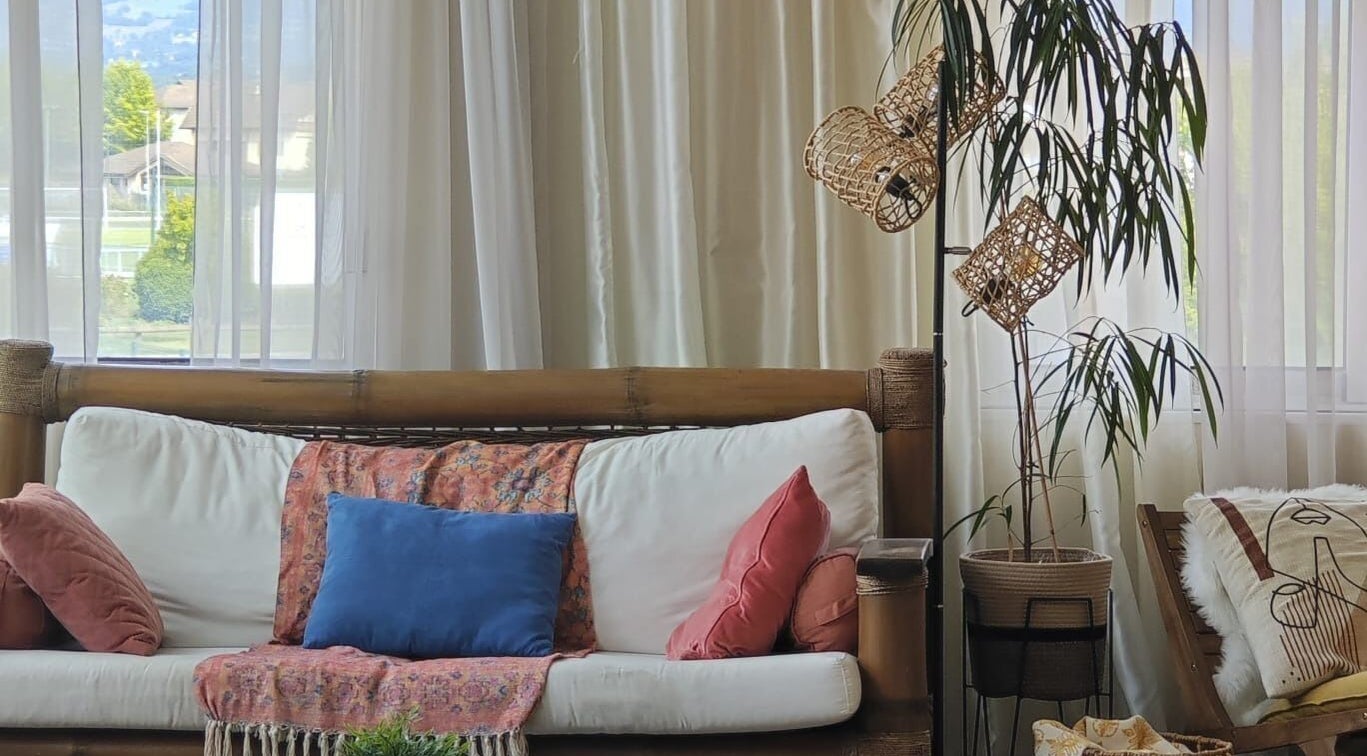 Salon chaleureux de Body & Flow à Annecy, Auvergne-rhône-alpes, FR avec canapé et lampes naturelles.