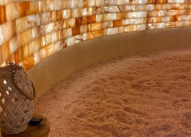 Mur de sel rose éclairé à Body & Flow, Annecy, Auvergne-rhône-alpes, FR, créant une atmosphère apaisante.