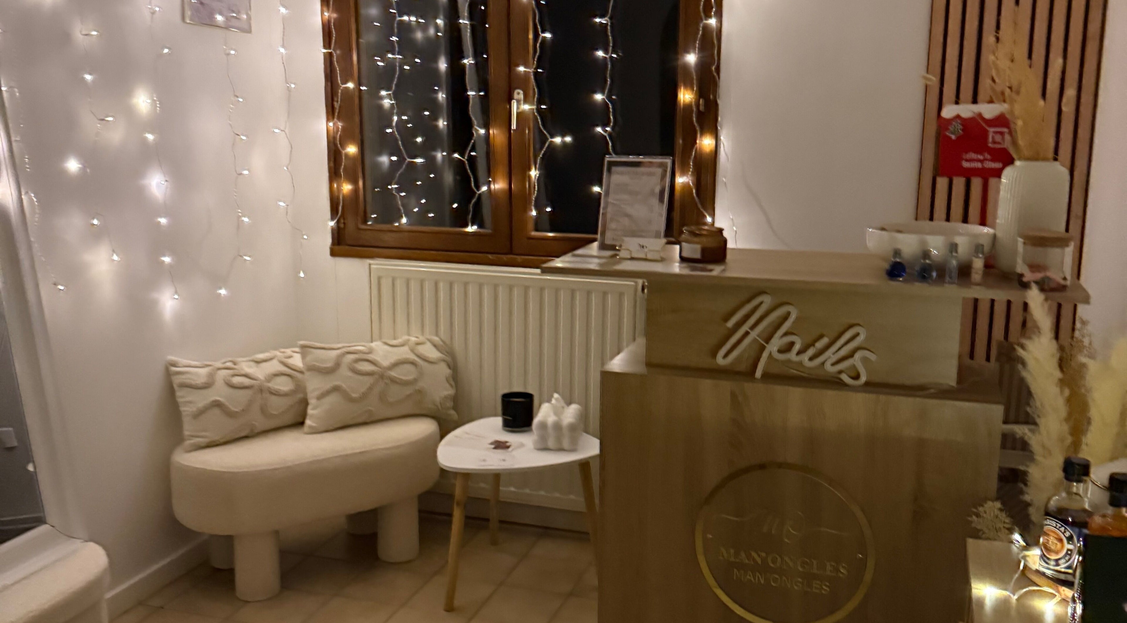 Coin cosy chez Man’ongles à Ougney, Bourgogne-franche-comté, FR avec décorations lumineuses élégantes.