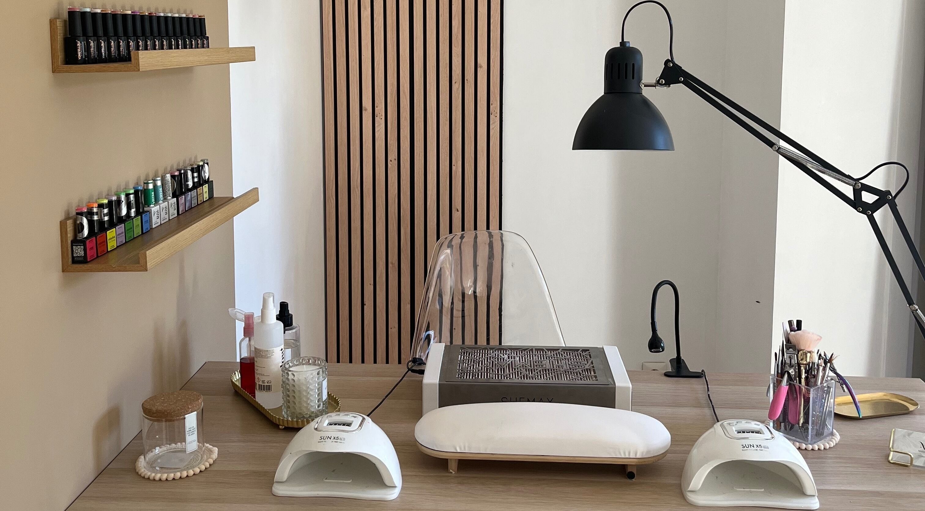 Espace manucure élégant chez Man’ongles à Ougney, Bourgogne-franche-comté, FR, avec lampes modernes et vernis.