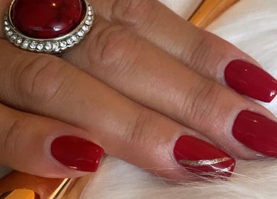 Ongles rouges élégants avec motif, par La Beleza par Alicia, à Luçon, Pays De La Loire, FR.