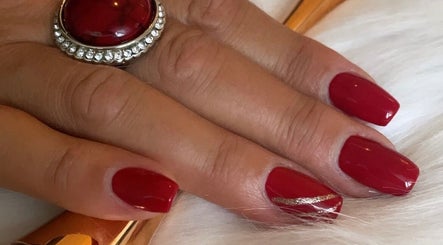 Ongles rouges élégants avec motif, par La Beleza par Alicia, à Luçon, Pays De La Loire, FR.