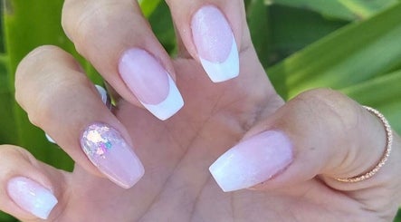 Manucure élégante à La Beleza par Alicia, Luçon, Pays De La Loire, FR avec paillettes et finition blanche.