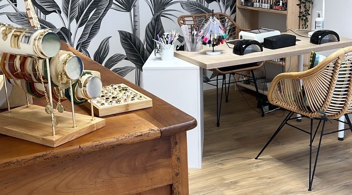 Intérieur chic et élégant de La Beleza par Alicia à Luçon, Pays De La Loire, FR avec bijoux et soins.