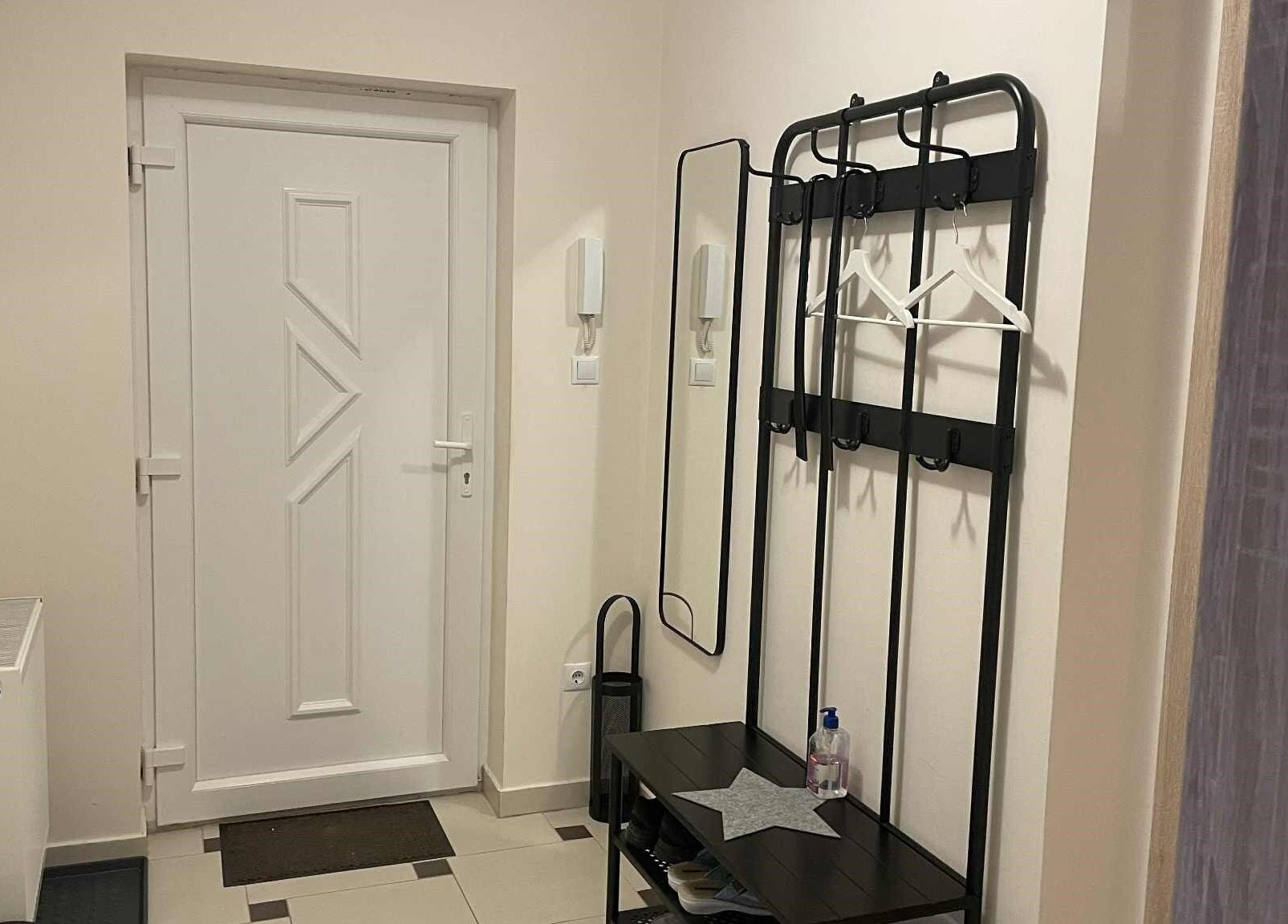 Elegáns bejárat a Réka Masszázs Stúdióba, Budapest, Magyar, HU modern belső térrel.