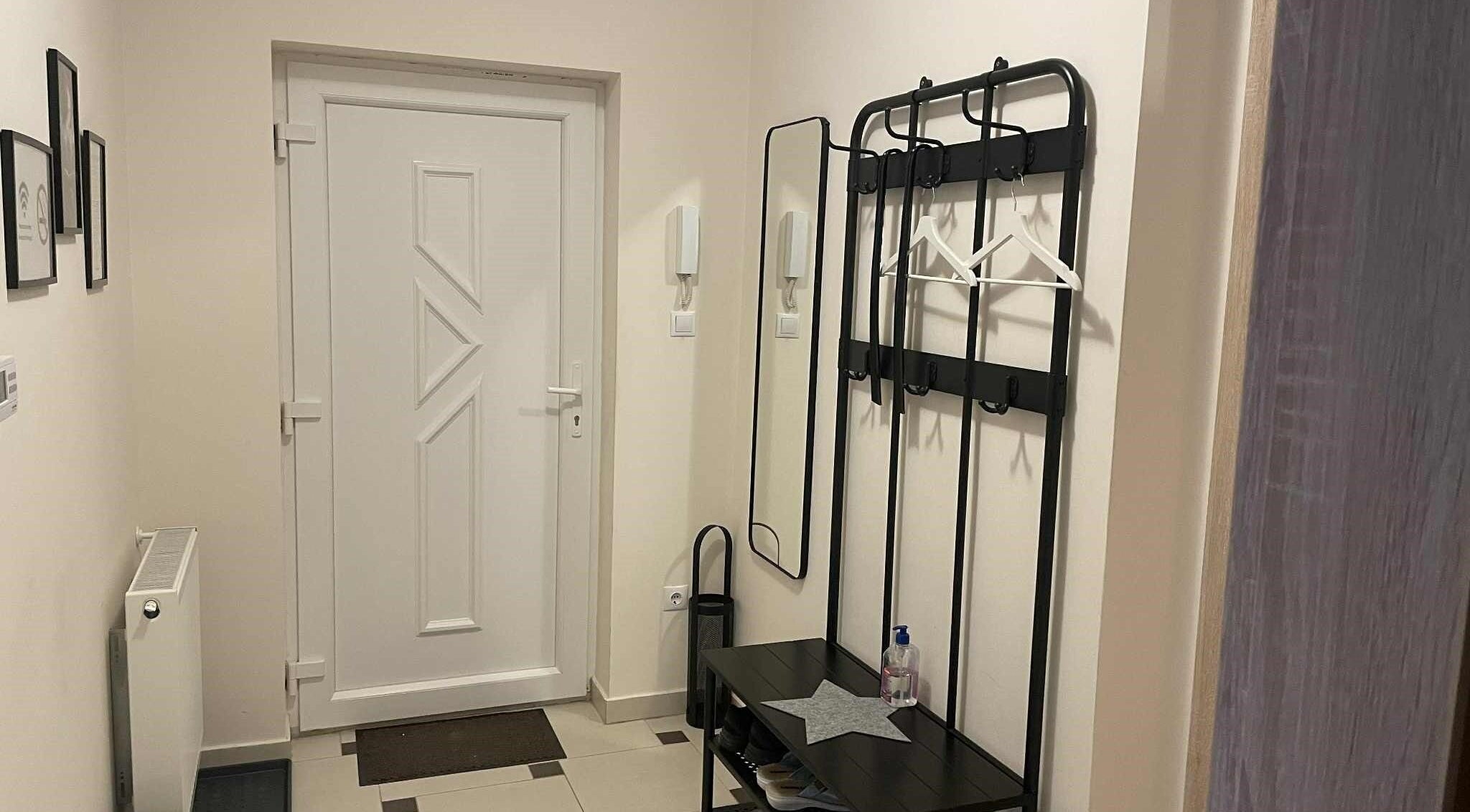 Elegáns bejárat a Réka Masszázs Stúdióba, Budapest, Magyar, HU modern belső térrel.