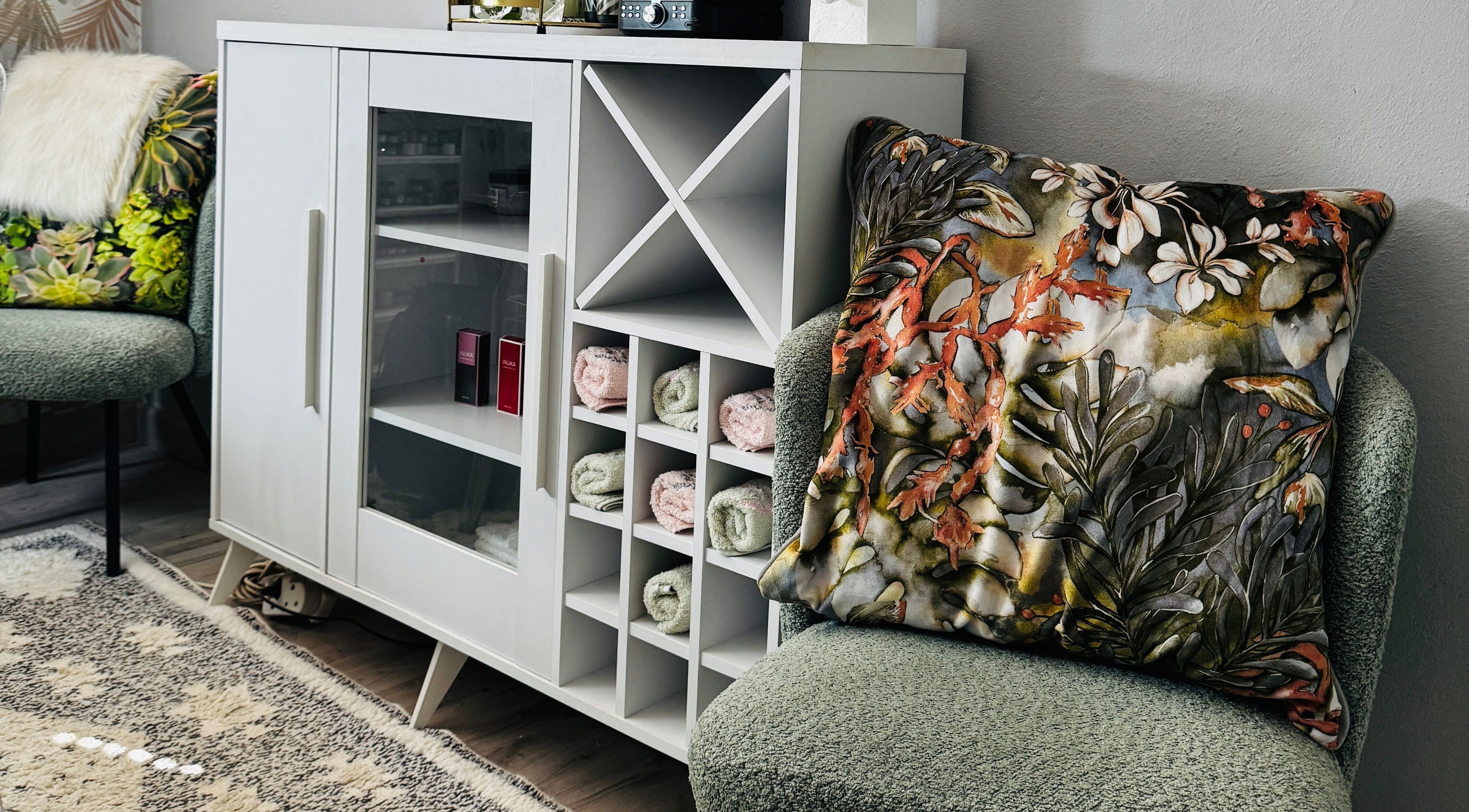 Elegant seating area with floral decor at Nono’s Beauty Lounge, Rustenburg, North West, ZA.