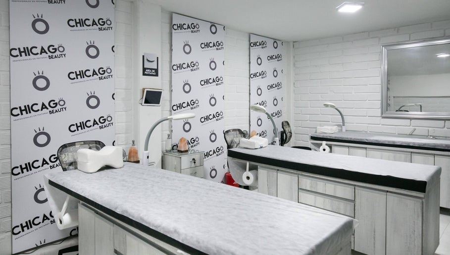 Sala de tratamiento en Chicago Beauty, Medellín, Antioquia, CO, con cómodas camillas y luz suave.