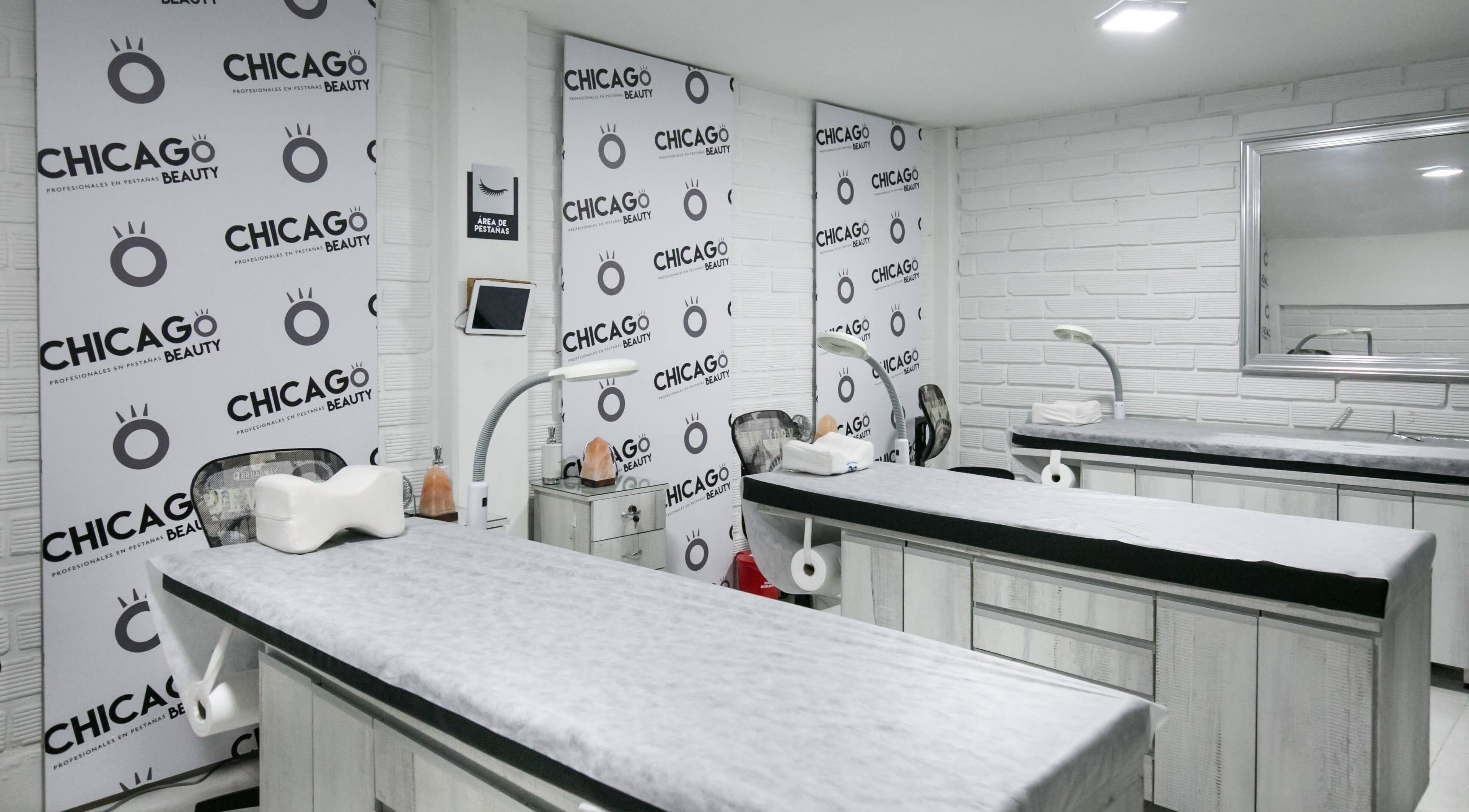 Sala de tratamiento en Chicago Beauty, Medellín, Antioquia, CO, con cómodas camillas y luz suave.