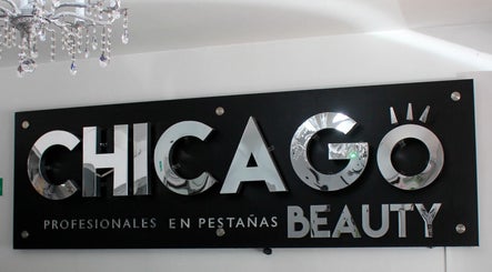 Letrero de Chicago Beauty, Medellín, Antioquia, CO con letras plateadas bajo un candelabro elegante.