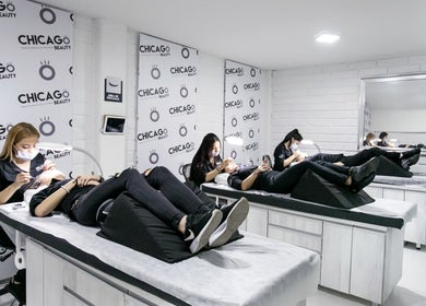 Sala de tratamientos en Chicago Beauty, Medellín, Antioquia, CO con personal aplicando extensiones de pestañas.