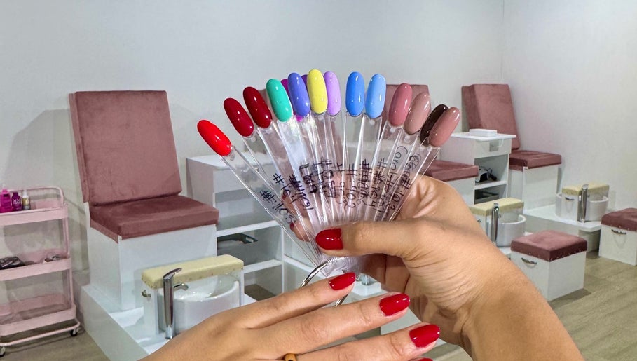Muestra de esmaltes en FIORE Nails Studio, Caucel, Yucatán, MX. Servicio de uñas en cómodas estaciones.