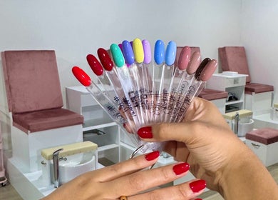 Muestra de esmaltes en FIORE Nails Studio, Caucel, Yucatán, MX. Servicio de uñas en cómodas estaciones.